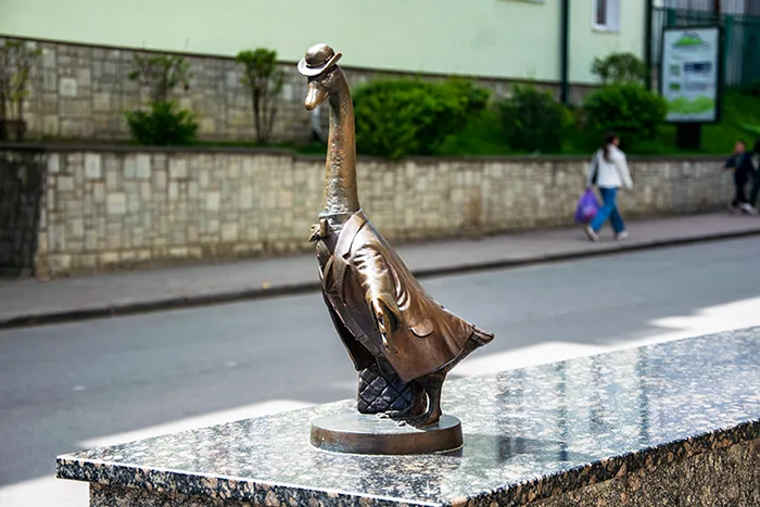 гуска з портфелем