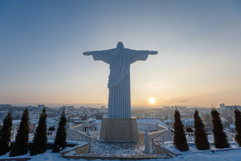 статуя Ісуса Христа Спасителя (12 метрів з п'єдесталом) на Гошівській горі