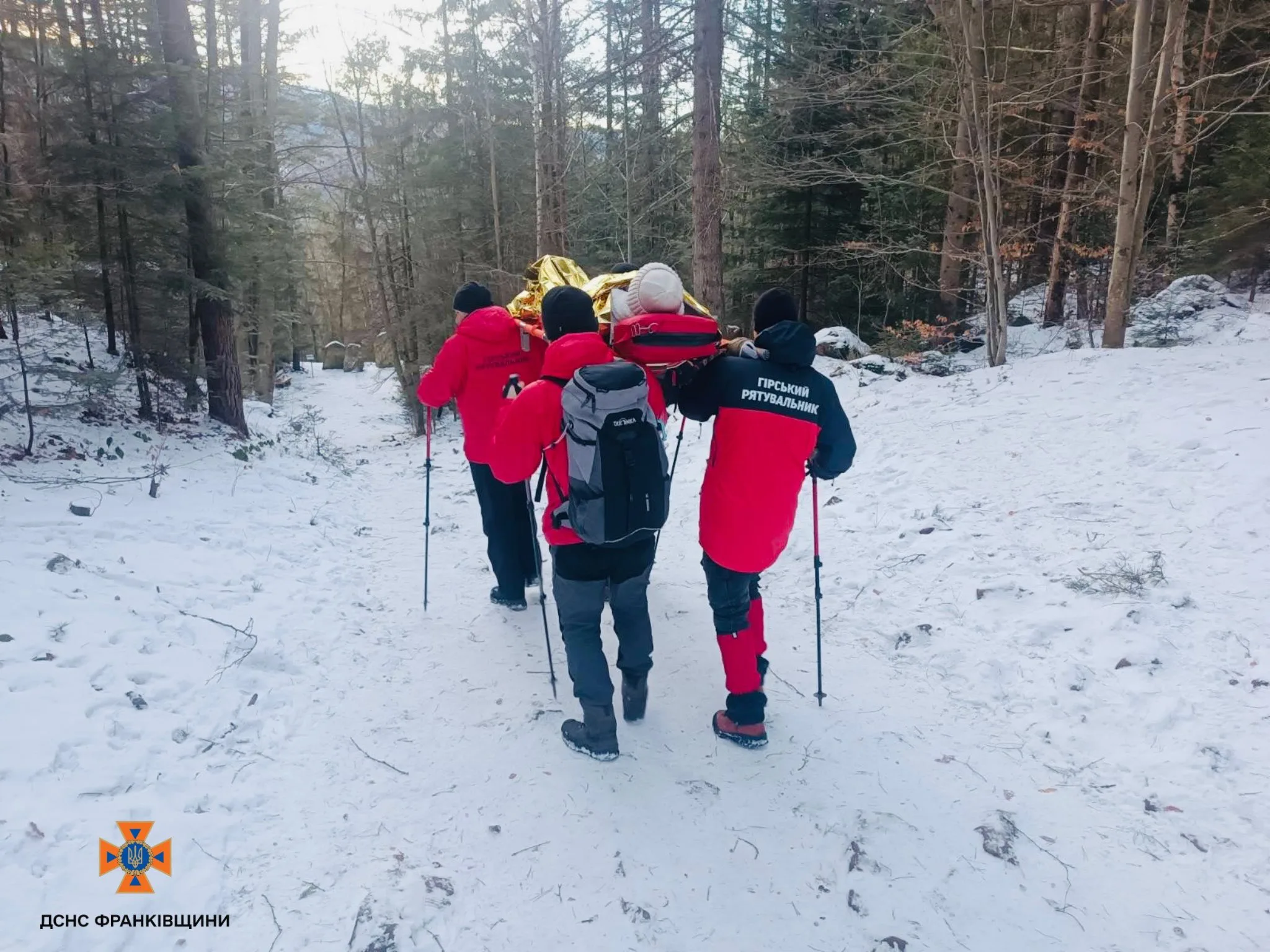 Порятунок на Скелях Довбуша: рятувальники евакуювали травмовану туристку