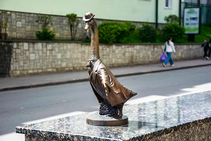 Гусак з портфелем