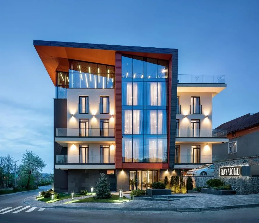 Готель «Raymond»